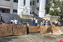 Khách hàng mua đất các dự án BĐS do Công ty Bách Đạt An căng bảng hiệu đòi đất