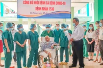 Sáng 27/3, Giám đốc Bệnh viện Phổi Đà Nẵng trao chứng nhận khỏi bệnh cho bệnh nhân mắc COVID-19 thứ 1536