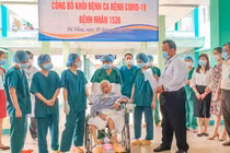Sáng 27/3, Giám đốc Bệnh viện Phổi Đà Nẵng trao chứng nhận khỏi bệnh cho bệnh nhân mắc COVID-19 thứ 1536