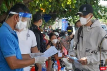 Người dân từ các địa phương làm thủ tục đi vào TP Đà Nẵng tại các chốt kiểm soát phòng dịch COVID-19