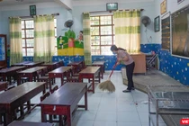 Nhân viên dọn dẹp phòng học để đón học sinh trở lại lớp