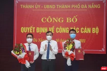 Ông Lê Trung Chinh - Chủ tịch UBND TP Đà Nẵng trao hoa chúc mừng ông Nguyễn Hà Nam (bìa phải) và ông Nguyễn Hà Bắc (bìa trái) nhận nhiệm vụ mới