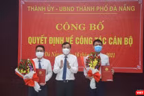 Ông Lê Trung Chinh - Chủ tịch UBND TP Đà Nẵng trao hoa chúc mừng ông Nguyễn Hà Nam (bìa phải) và ông Nguyễn Hà Bắc (bìa trái) nhận nhiệm vụ mới