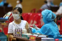 Lực lượng y tế tiêm vaccine phòng COVID-19 cho người dân Đà Nẵng