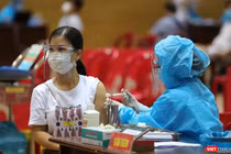Lực lượng y tế tiêm vaccine phòng COVID-19 cho người dân Đà Nẵng