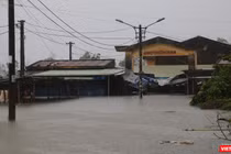 Nước lũ lên nhanh, khiến nhiều khu dân cư ở Quảng Nam bị ngập sâu trong nước