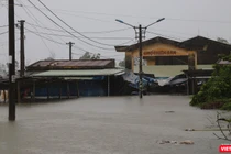 Nước lũ lên nhanh, khiến nhiều khu dân cư ở Quảng Nam bị ngập sâu trong nước