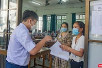 Thí sinh tham dự kỳ thi tuyển sinh lớp 10 ở Đà Nẵng làm thù tục vào phòng thi.