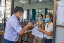 Thí sinh tham dự kỳ thi tuyển sinh lớp 10 ở Đà Nẵng làm thù tục vào phòng thi.