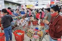 Người dân Đà Nẵng xếp hàng mua nhu yếu phẩm trước khi TP thực hiện phong toả tuyệt đối