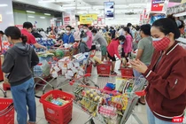 Người dân Đà Nẵng xếp hàng mua nhu yếu phẩm trước khi TP thực hiện phong toả tuyệt đối