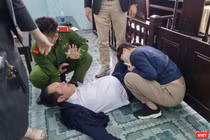 Ông Võ Văn Cường - Giám đốc Công ty TNHH MTV LAND Hà Hải vật vã sau khi uống chai thuốc diệt côn trùng uống tự tử tại phiên toà