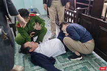 Ông Võ Văn Cường - Giám đốc Công ty TNHH MTV LAND Hà Hải vật vã sau khi uống chai thuốc diệt côn trùng uống tự tử tại phiên toà