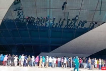 Người dân Đà Nẵng xếp hàng bên ngoài Cung thể thao Tiên Sơn để tiêm vaccine phòng COVID-19 (ảnh Thế Anh)