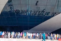 Người dân Đà Nẵng xếp hàng bên ngoài Cung thể thao Tiên Sơn để tiêm vaccine phòng COVID-19 (ảnh Thế Anh)