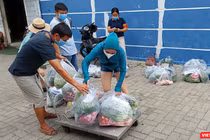 Người dân vùng phong toả cách ly y tế trên địa bàn phường Nại Hiên Đông (quận Sơn Trà, Đà Nẵng) được "đi chợ giúp"và giao thực phẩm tận tay