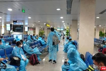 Người dân từ TP HCM đang làm thủ tục nhập cảnh tại sân bay Đà Nẵng