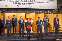 Chủ tịch Hội đồng trường ĐH Đông Á và đại diện Tập đoàn H.I.S tại lễ ký kết dưới sự chứng kiến của Thủ trướng Phạm Minh Chính 