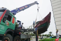 Ngư dân Đà Nẵng cẩu tàu thuyền lên bờ tránh trú bão số 5