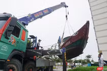 Ngư dân Đà Nẵng cẩu tàu thuyền lên bờ tránh trú bão số 5