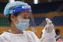 Lực lượng y tế Đà Nẵng tiêm vaccine phòng COVID-19 cho người dân