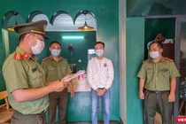 Cơ quan An ninh điều tra - Công an TP Đà Nẵng tống đạt quyết định khởi tố bị can, bắt tạm giam 4 tháng đối với Nguyễn Trần Anh Tuấn (áo trắng)