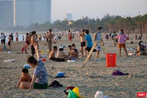 Người dân đi tắm biển sau khi lệnh nới lỏng giãn cách được áp dụng (ảnh minh hoạ)