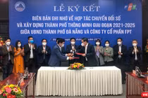 Ông Lê Trung Chinh - Chủ tịch UBND TP Đà Nẵng và ông Trương Gia Bình - Chủ tịch Công ty CP FPT tại lễ ký kết