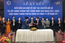 Ông Lê Trung Chinh - Chủ tịch UBND TP Đà Nẵng và ông Trương Gia Bình - Chủ tịch Công ty CP FPT tại lễ ký kết