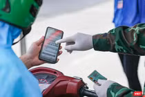 Lực lượng kiểm soát dịch ở Đà Nẵng kiểm tra giấy đi đường QRCode của người tham gia giao thông