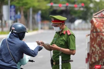 Lực lượng công an Đà Nẵng kiểm soát người dân ra đường theo quy định của UBND TP