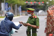 Lực lượng công an Đà Nẵng kiểm soát người dân ra đường theo quy định của UBND TP