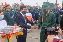 Chủ tịch UBND TP Đà Nẵng Lê Trung Chinh tặng hoa cho tân binh trong ngày tuyển quân năm 2021 