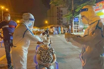 Lực lượng y tế Đà Nẵng lấy mẫu xét nghiệm COVID-19 cho người dân