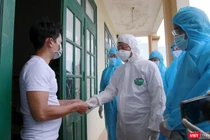 Ông Lê Trí Thanh - Chủ tịch UBND tỉnh Quảng Nam thăm hỏi, động viên người dân được đua từ TP HCM về quê tại khu cách ly tập trung