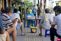 Lực lượng y tế lấy mẫu xét nghiệm SARS-CoV-2 trong cộng đồng khi Đà Nẵng áp dụng phong toả tuyệt đối toàn TP