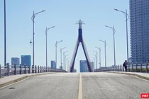 Cầu quay Sông Hàn trong ngày toàn TP Đà Nẵng thực hiện "ai ở đâu ở đó"