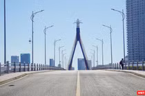 Cầu quay Sông Hàn trong ngày toàn TP Đà Nẵng thực hiện "ai ở đâu ở đó"