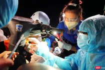 Đội SOS sinh viên ĐH Đông Á sửa xe cho người dân tại điểm dừng trên đia bàn TP Đà Nẵng trong hành trình từ TP HCM về quê tránh dịch