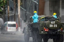 Lực lượng y tế phun thuốc khử khuẩn tại vũ trường New Phương Đông (Đà Nẵng)