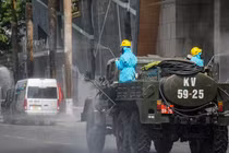 Lực lượng y tế phun thuốc khử khuẩn tại vũ trường New Phương Đông (Đà Nẵng)