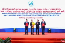  Phó Thủ tướng Trịnh Đình Dũng thay mặt Chính phủ trao quyết định cho lãnh đạo TP Đà Nẵng