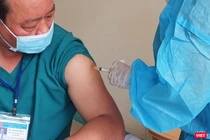 Bác sĩ Lê Thành Phúc - Giám đốc Bệnh viện Phổi Đà Nẵng - được nhân viên y tế tiêm vaccine COVID-19