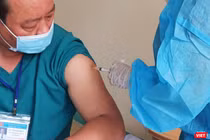 Bác sĩ Lê Thành Phúc - Giám đốc Bệnh viện Phổi Đà Nẵng - được nhân viên y tế tiêm vaccine COVID-19