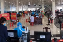 Lực lượng y tế tiêm vaccine phòng COVID-19 cho người dân