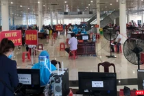 Lực lượng y tế tiêm vaccine phòng COVID-19 cho người dân