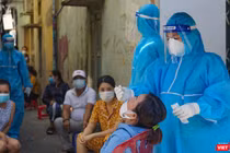 Lực lượng y tế Đà Nẵng lấy mẫu xét nghiệm COVID-19 trong cộng đồng