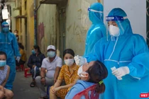 Lực lượng y tế lấy mẫu xét nghiệm SARS-CoV-2 trong cộng đồng tại Đà Nẵng