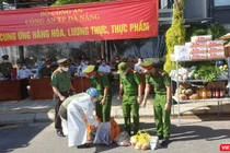Lực lượng công an Đà Nẵng tiếp nhận các đơn hàng của người dân trong ngày đầu đưa 30 điểm cung ứng thực phẩm vào phục vụ