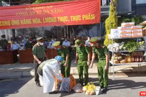 Lực lượng công an Đà Nẵng tiếp nhận các đơn hàng của người dân trong ngày đầu đưa 30 điểm cung ứng thực phẩm vào phục vụ